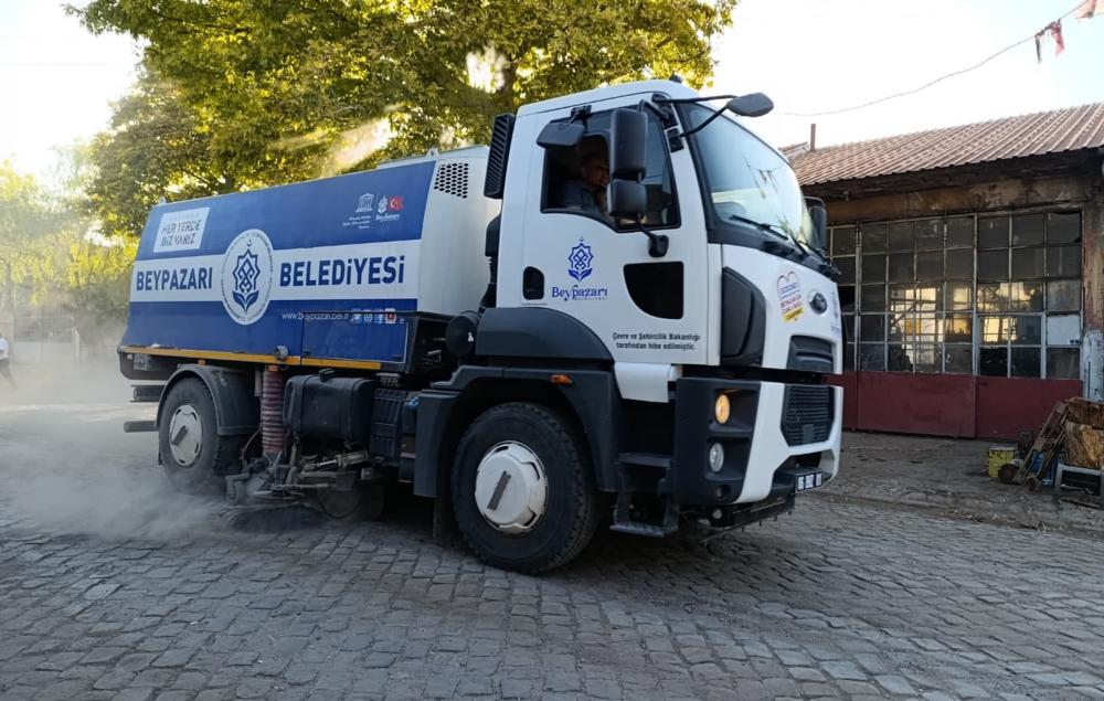 Beypazarı Belediyesi, Aşağı Sanayi Sokaklarını Fırçalı Araçlarla Temizledi