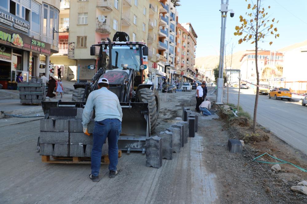 Hakkari Belediyesi, Çevre Yolunda Orta Refüj Çalışmalarına Devam Ediyor