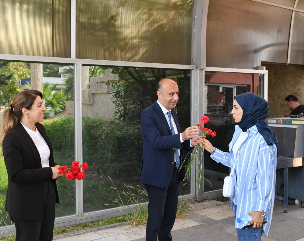 Adıyaman Üniversitesi Öğrencileri Karanfillerle Karşılandı