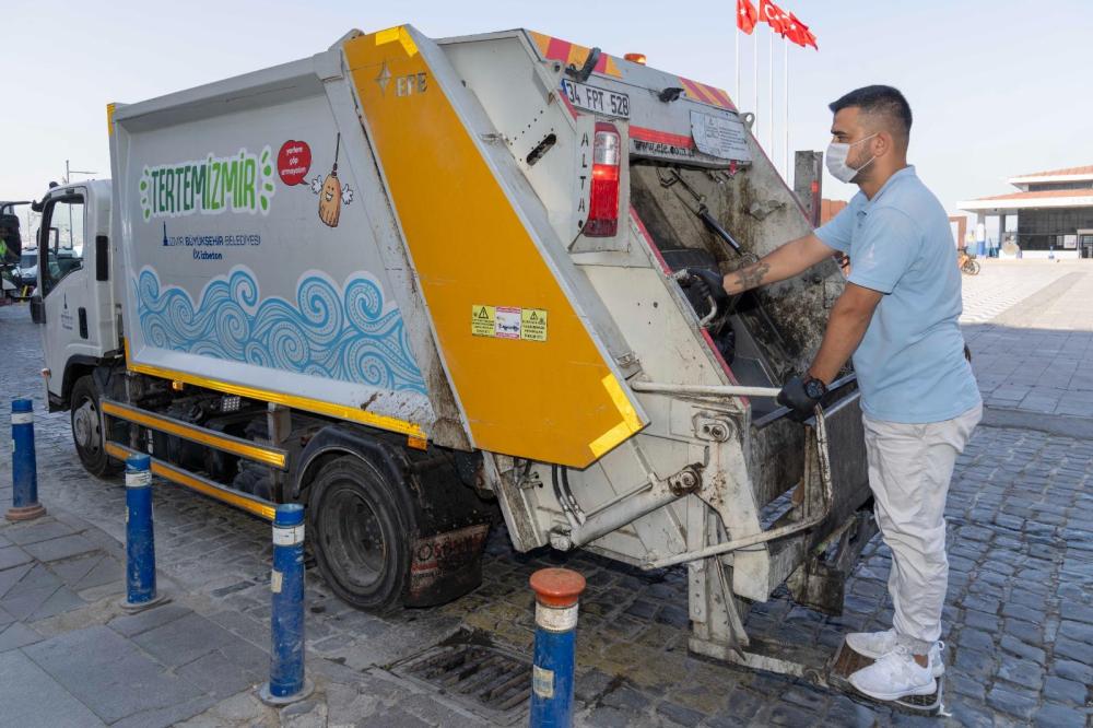 İZMİR’İN TEMİZLİK ARAÇLARI HER GÜN 22 BİN KİLOMETRE YOL KAT EDİYOR: 2 GÜNDE BİR DÜNYA TURU