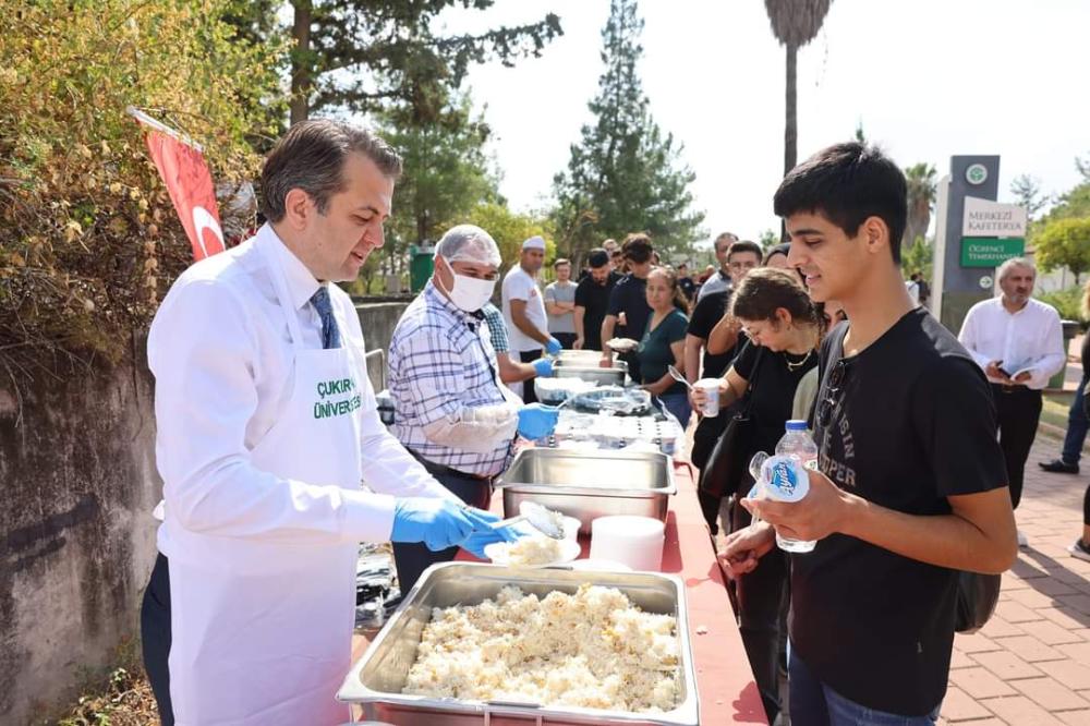 ÇUKUROVA ÜNİVERSİTESİ REKTÖRÜNDEN ÖĞRENCİLERE SÜRPRİZ YEMEK İKRAMI