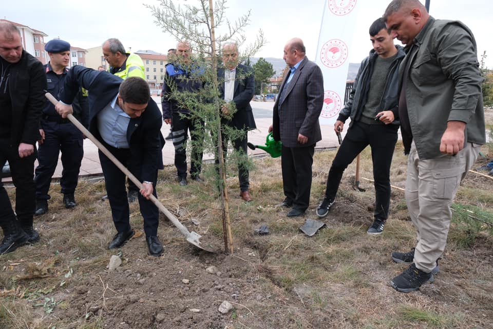 GÜDÜL’DE MİLLİ AĞAÇLANDIRMA SEFERBERLİĞİ: FİDANLAR TOPRAKLA BULUŞTU