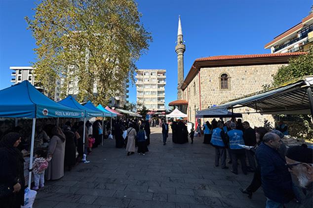 Rize Merkez Camii Bahçesinde Hayır Çarşısına Yoğun İlgi