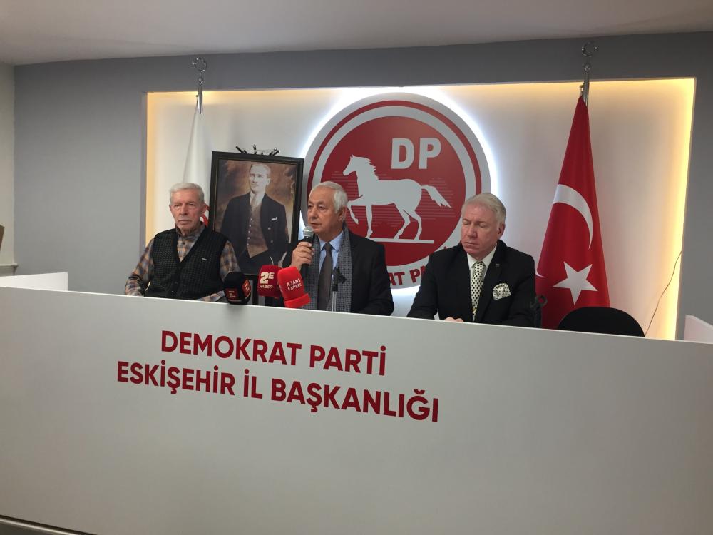 Demokrat Parti Tepebaşı İlçe Kongresi’nde Metin Günar Kazandı