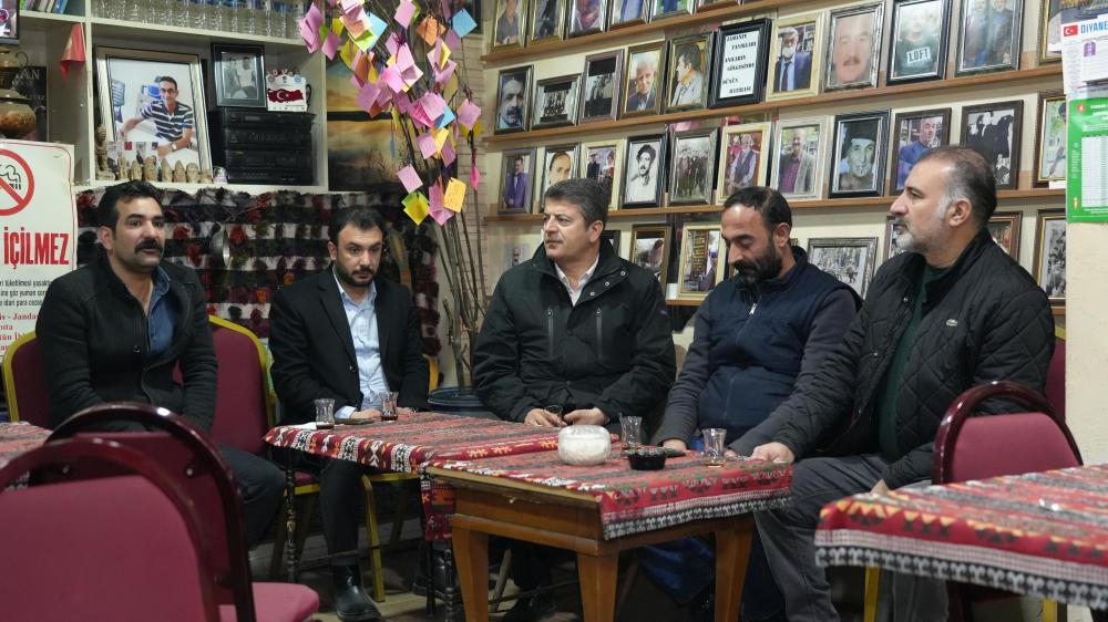 BAŞKAN TUTDERE, DEPREMDE KAYBEDİLEN VATANDAŞLARIN HATIRALARINI YAŞATIYOR