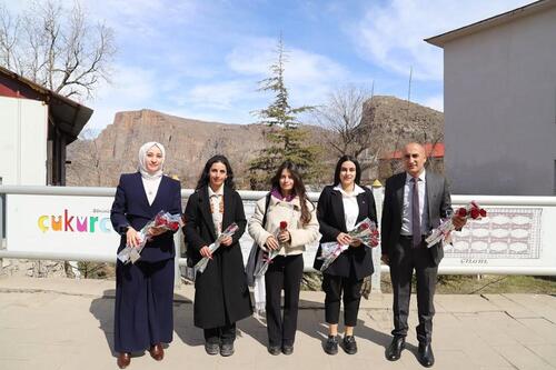 Çukurca’da 8 Mart Kutlaması: Kadınlara Çiçek Takdim Edildi