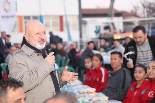 BAŞKAN ÇOLAKBAYRAKDAR, GAZİOĞLU ORTAOKULU’NDA ÖĞRENCİLERLE İFTAR YAPTI