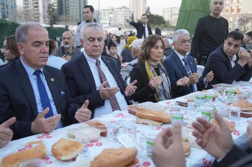 SEYHAN BELEDİYESİ RAMAZAN İFTARINDA BİNLERCE KİŞİYİ BULUŞTURDU