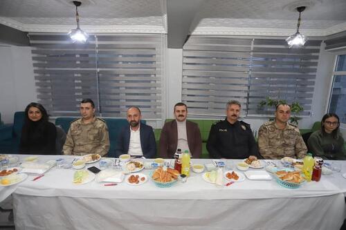 Çukurca’da İftar Programı: Kaymakam Kumcu, İlçe Protokolü ve Muhtarlarla Bir Araya Geldi