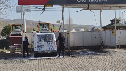 BİNGÖL’DE KADIN POLİSLERDEN RAMAZAN BAYRAMI ÖNCESİ ARAÇ TEMİZLİĞİ!