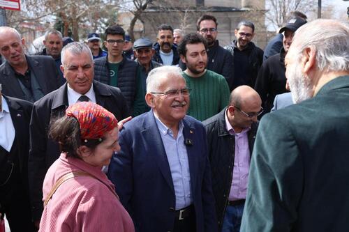 DR. MEMDUH BÜYÜKKILIÇ, ESNAFLA CUMA BEREKETİNİ PAYLAŞTI