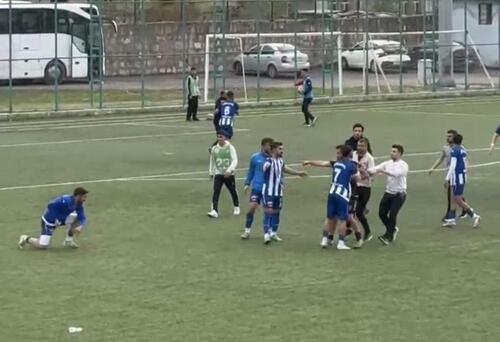 FUTBOL MAÇI KANLI BİTTİ: ZAPSPOR OYUNCUSU BIÇAKLANDI