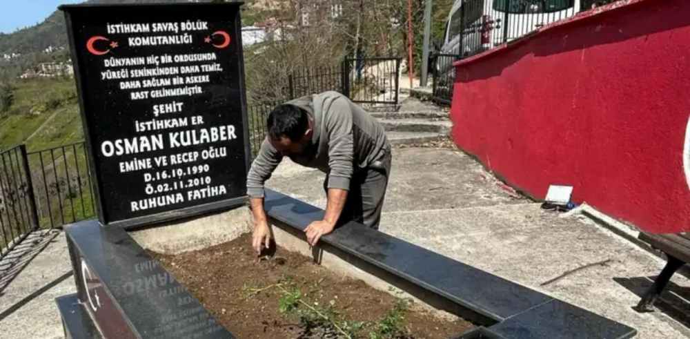 ARDEŞEN BELEDİYESİ, ŞEHİT MEZARLIKLARINI TEMİZLEYİP ÇİÇEKLERLE DONATTI