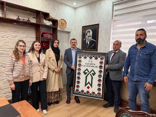 ÇUKURCA’DA KADIN EMEĞİNE VURGU: ADEM’DEN KAYMAKAM’A HEDİYE