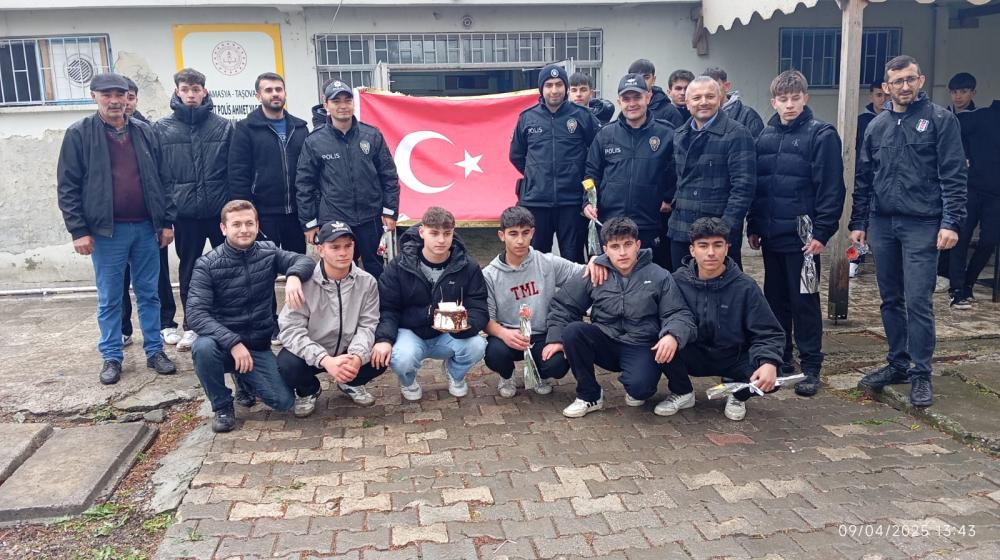 TAŞOVA’DA ÖĞRENCİLERDEN POLİS HAFTASINA RENKLİ SÜRPRİZ: “KAVGA VAR” DENDİ, SEVGİYLE KARŞILANDILAR