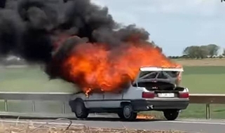 Seyir Halindeyken Alev Aldı: Araç Kullanılamaz Hale Geldi