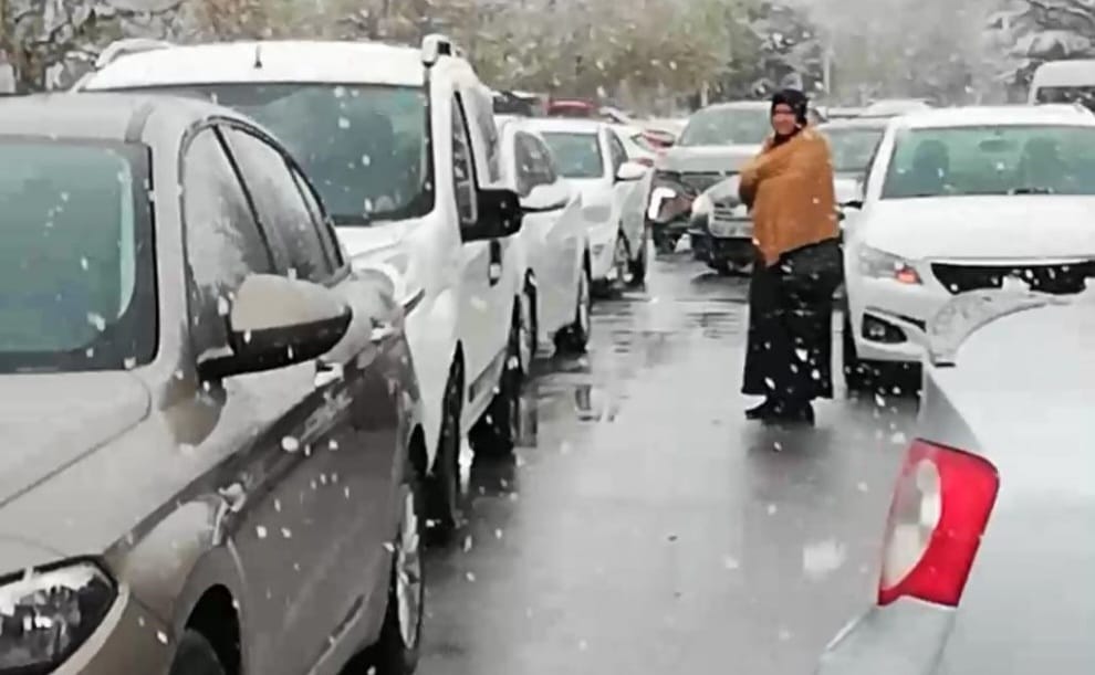 ERCİYES ÜNİVERSİTESİ OTOPARKINDA TRAFİK ÇİLESİ: VATANDAŞLAR İSYANDA