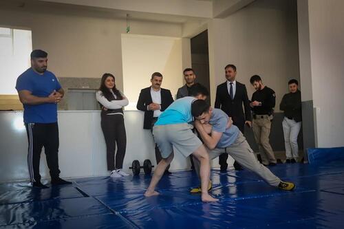 ÇUKURCA KAYMAKAMI MERT KUMCU’DAN GENÇ GÜREŞÇİLERE MORAL ZİYARETİ