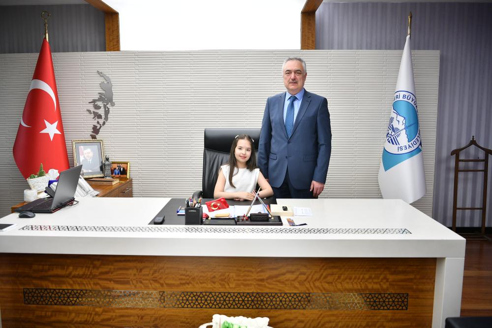 MİNİK ÖĞRENCİ OKYANUS, BÜYÜKŞEHİR BELEDİYESİ BAŞKANLIK KOLTUĞUNA OTURDU