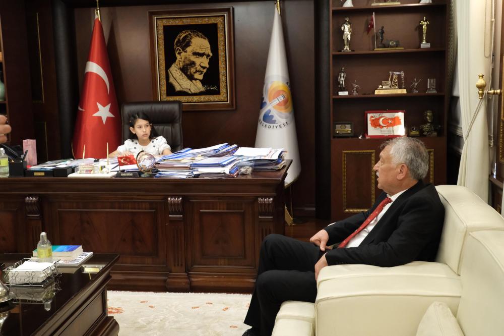 ADANA'DA MİNİK EZGİ NEVA'DAN 23 NİSAN MESAJI: BAŞKAN KARALAR MAKAMI DEVRETTİ