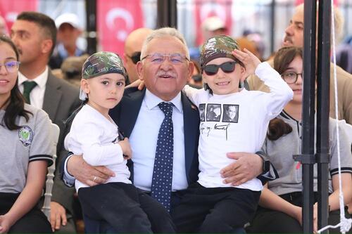 BAŞKAN BÜYÜKKILIÇ, MİNİKLERLE BİRLİKTE 23 NİSAN COŞKUSUNU YAŞADI