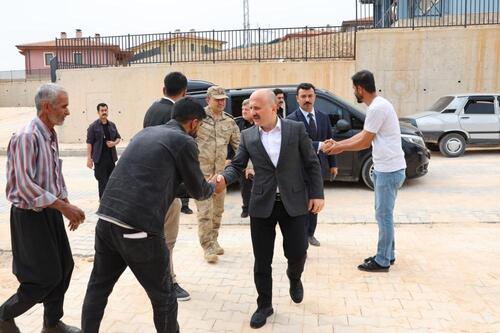 VALİ VAROL'DAN DEPREMZEDE AİLEYE UMUT ZİYARETİ: 