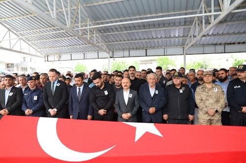 ADIYAMAN VALİSİ VAROL, ŞEHİT POLİS MEMURU KARAMAN'IN CENAZE TÖRENİNE KATILDI