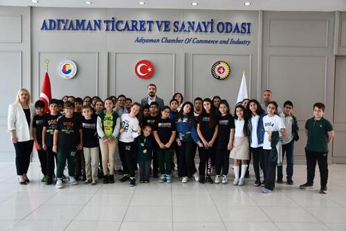 ADIYAMAN'DA 23 NİSAN COŞKUSU: BAŞKANLIK KOLTUĞU MİNİK YUSUF TUĞRA'NIN