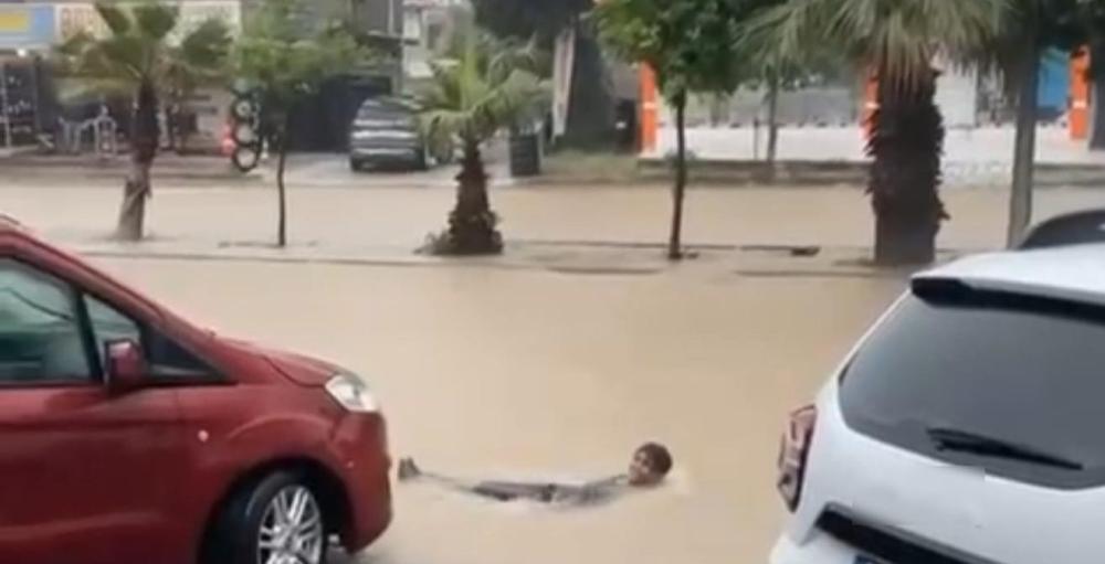 ADANA'DA SAĞANAK HAYATI FELÇ ETTİ: VATANDAŞLARDAN ALTYAPI TEPKİSİ