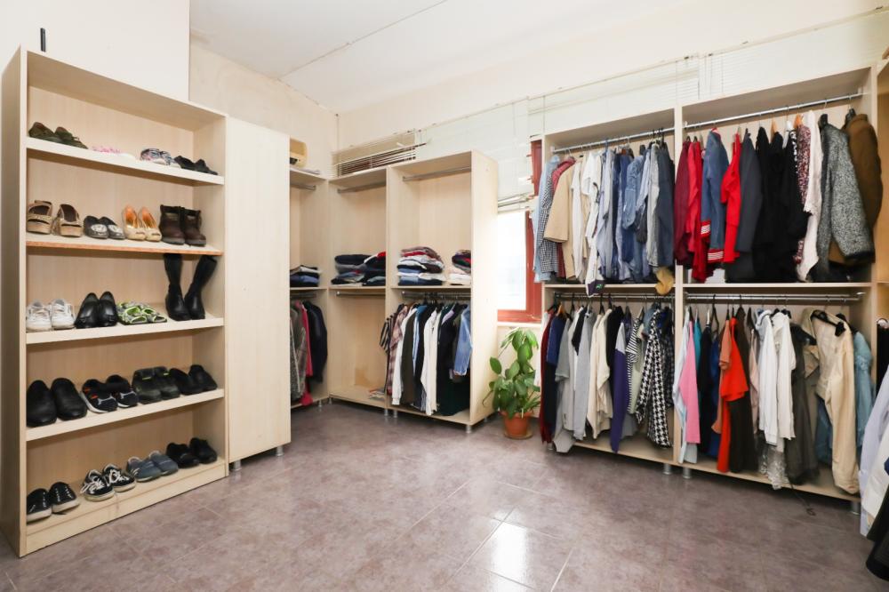 NARLIDERE BELEDİYESİ'NDEN ÖRNEK DAYANIŞMA PROJESİ: 2. EL GİYSİ BANKASI İHTİYAÇ SAHİPLERİNE UMUT OLUYOR