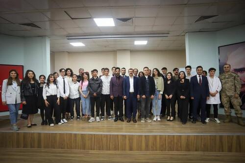 HAKKARİ ÇUKURCA’DA ÖĞRENCİLERDEN TİYATRO ZİYAFETİ