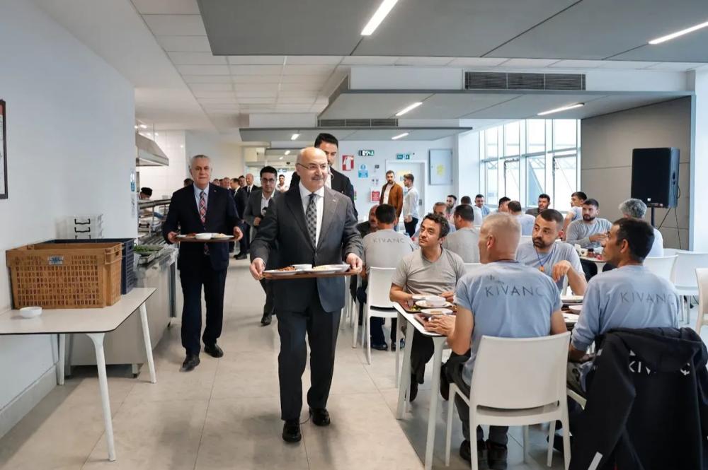 VALİ KÖŞGER İŞÇİLERLE AYNI SOFRAYI PAYLAŞTI