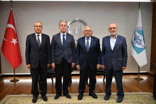 BAŞKAN BÜYÜKKILIÇ, KENTE KATKI SAĞLAYAN MİSAFİRLERİNİ MAKAMINDA AĞIRLADI