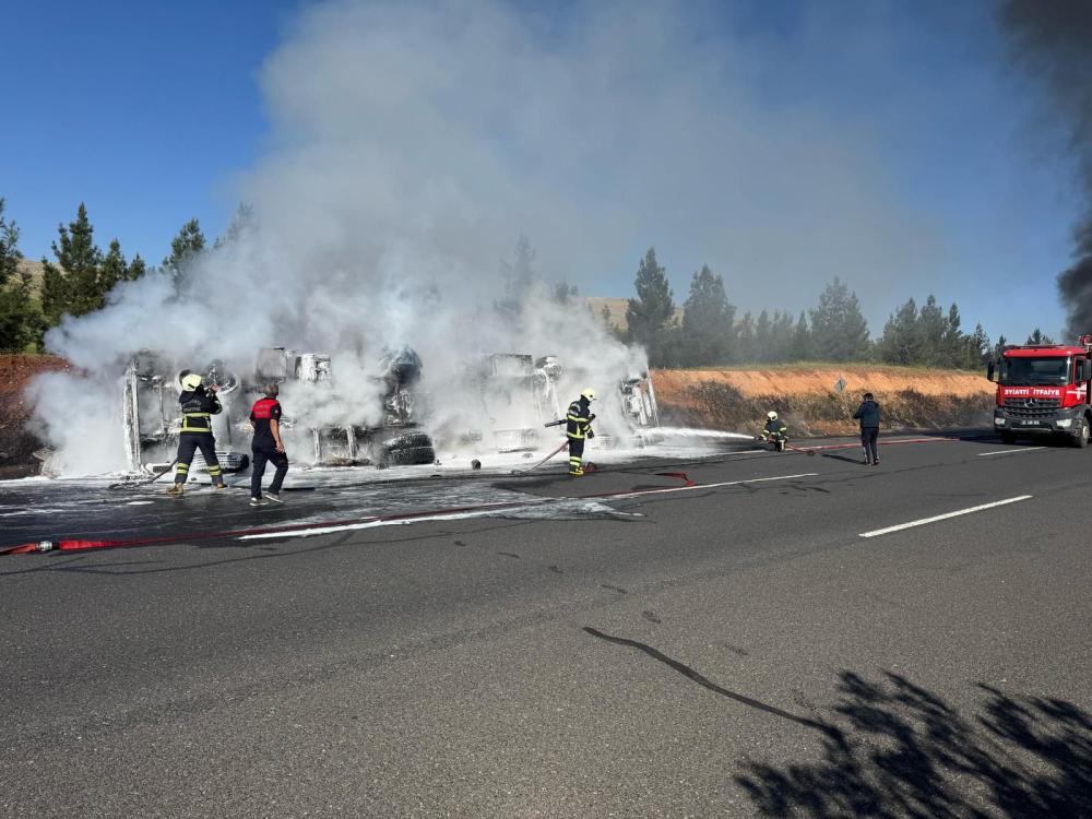 ŞANLIURFA HALİLİYE'DE AKARYAKIT TANKERİ ŞARAMPOLE YUVARLANDI: FACİA KIL PAYI ATLATILDI