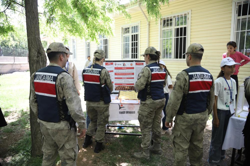 Şanlıurfa Jandarması'ndan Bilim Fuarında Öğrencilere Bilgilendirme