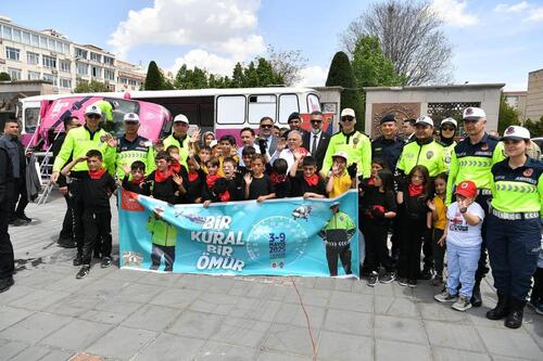 KAYSERİ'DE TRAFİK HAFTASI COŞKUYLA KUTLANDI: BİLİNÇLENDİRME ETKİNLİKLERİ CUMHURİYET MEYDANI'NDA YOĞUN İLGİ GÖRDÜ