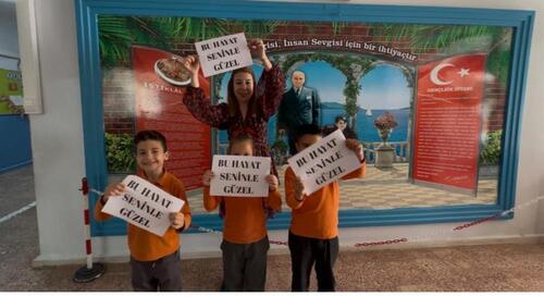 MİNİKLERDEN ANNELER GÜNÜ'NE ÖZEL DUYGUSAL VİDEO