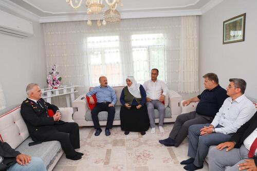 VALİ VAROL'DAN ŞEHİT ANNESİNE ANLAMLI ANNELER GÜNÜ ZİYARETİ