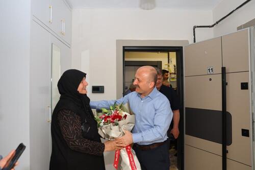 VALİ VAROL'DAN DEPREMZEDE ANNEYE ANNELER GÜNÜ ZİYARETİ: 