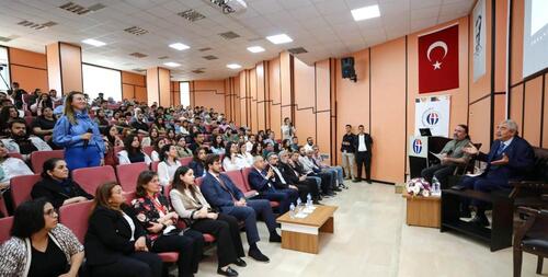 KONUKOĞLU'NDAN GENÇLERE SEKTÖREL VE YAŞAMSAL ÖĞÜTLER