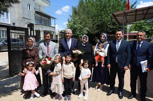 KAHTA'DA MİNİK ELLERDEN DOĞA DOSTU PROJE: ÇİLEK BAHÇESİ AÇILDI