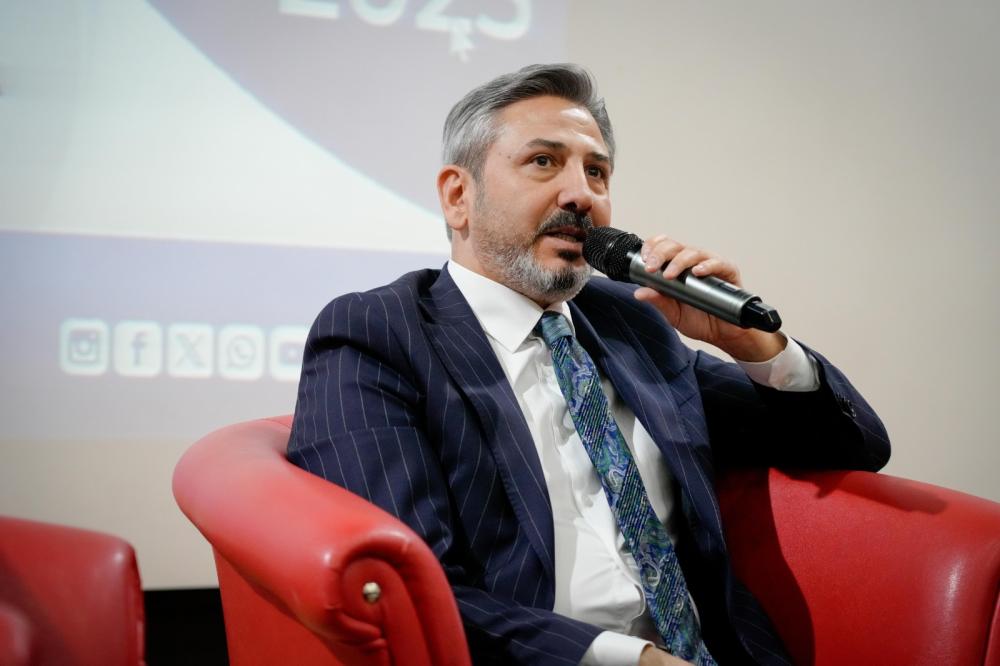 ADIYAMAN ÜNİVERSİTESİ'NDE “KÜRSÜLERDEN SIRALARA UZANAN BİLGİ VE TECRÜBE PAYLAŞIMI” SÖYLEŞİSİ DÜZENLENDİ