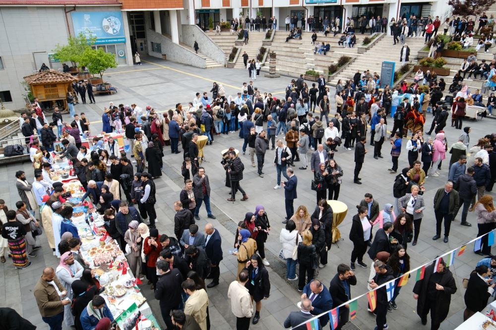 RECEP TAYYİP ERDOĞAN ÜNİVERSİTESİ ULUSLARARASI KÜLTÜR ŞENLİĞİ İLE DÜNYA KAMPÜSTE BULUŞTU