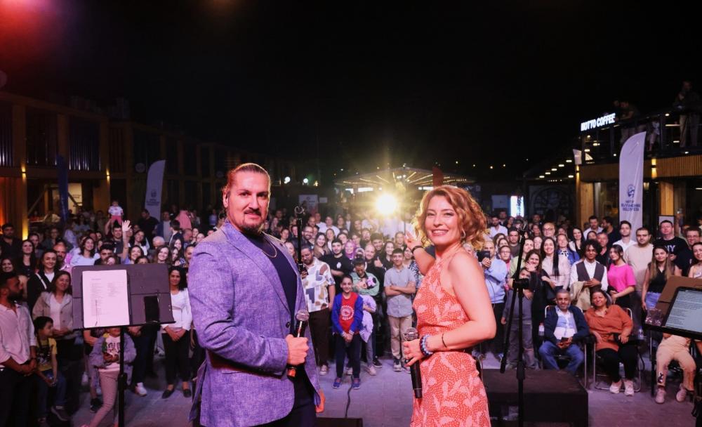 HATAY'DA NOSTALJİ RÜZGARI: 80'LER 90'LAR GECESİ BÜYÜK İLGİ GÖRDÜ