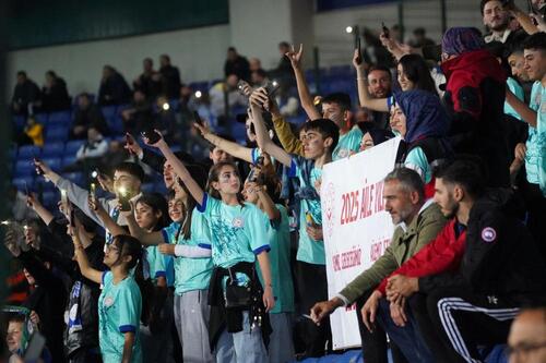 ÇAYKUR RİZESPOR'DAN DEPREMZEDE MİSAFİRLER ÇOCUKLARA JEST