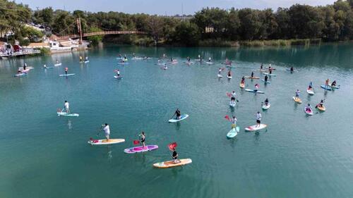 SEYHAN NEHRİ'NDE 19 MAYIS COŞKUSU: KANO VE KÜREK SÖRFÜYLE KUTLAMA