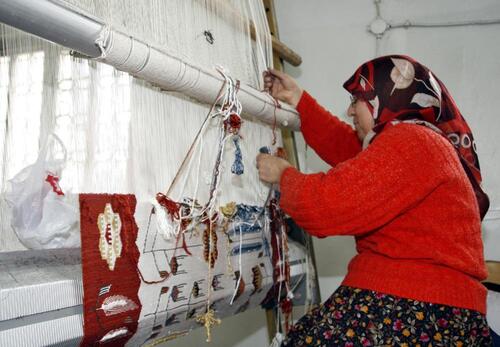 BEYPAZARI HALK EĞİTİMİ YÜZDE YÜZ KÖK BOYALI KİLİMLER DOKUYOR: