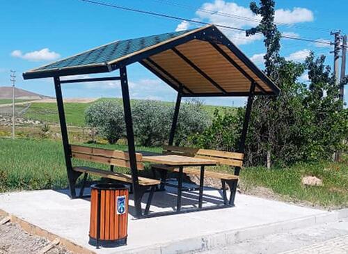 BEYPAZARI'NDA YOLCULARA KONFOR: OTOBÜS DURAKLARINA YENİ BANKLAR YERLEŞTİRİLDİ