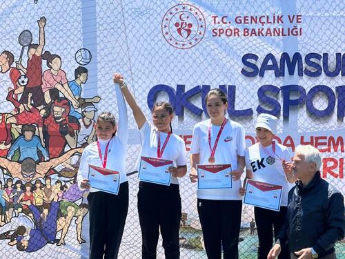 “KLASİK YAY KÜÇÜK KIZLAR “  KATEGORİSİNDE TÜRKİYE ŞAMPİYONLUĞU GELİBOLU’NUN