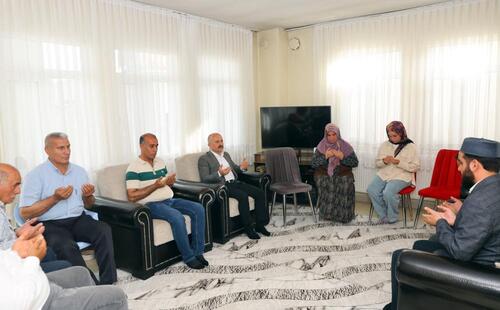 VALİ OSMAN VAROL’DAN ŞEHİT ABDULKADİR AKINCI’NIN AİLESİNE ANLAMLI ZİYARET